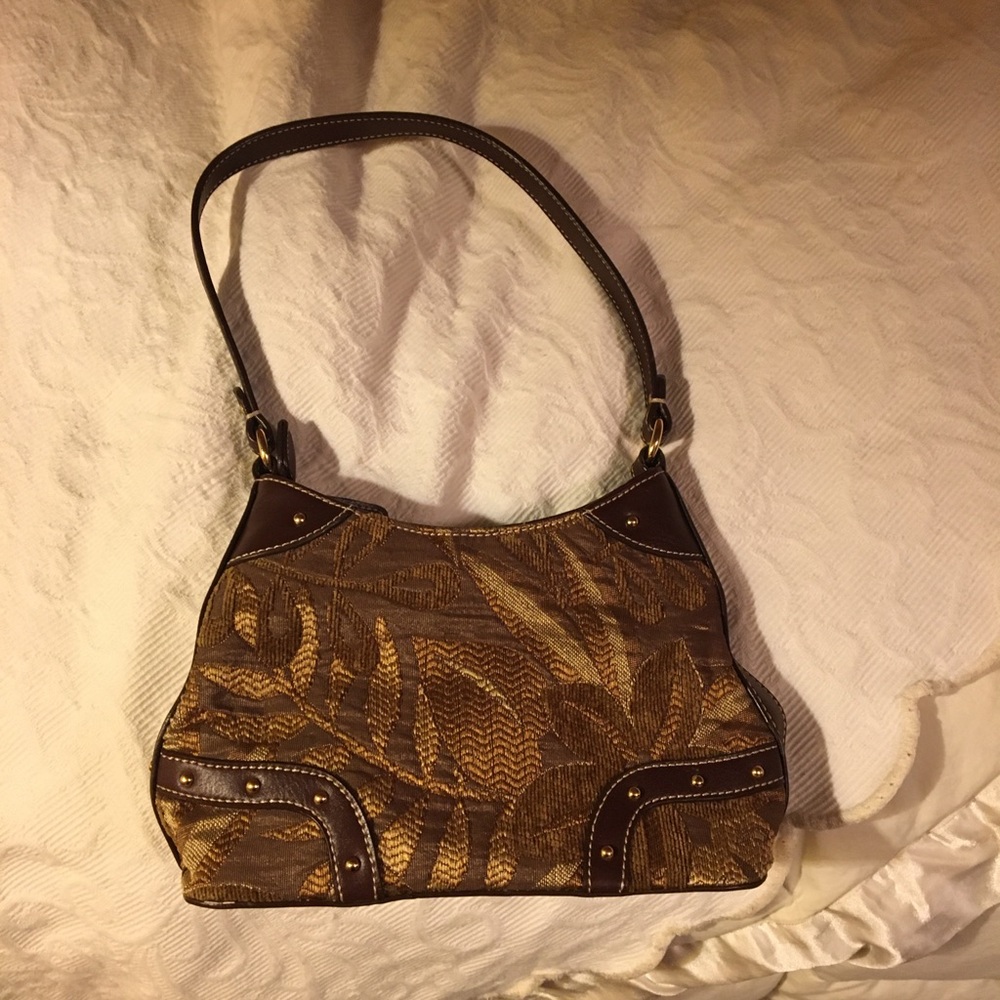 Embroidered floral wristlet purse